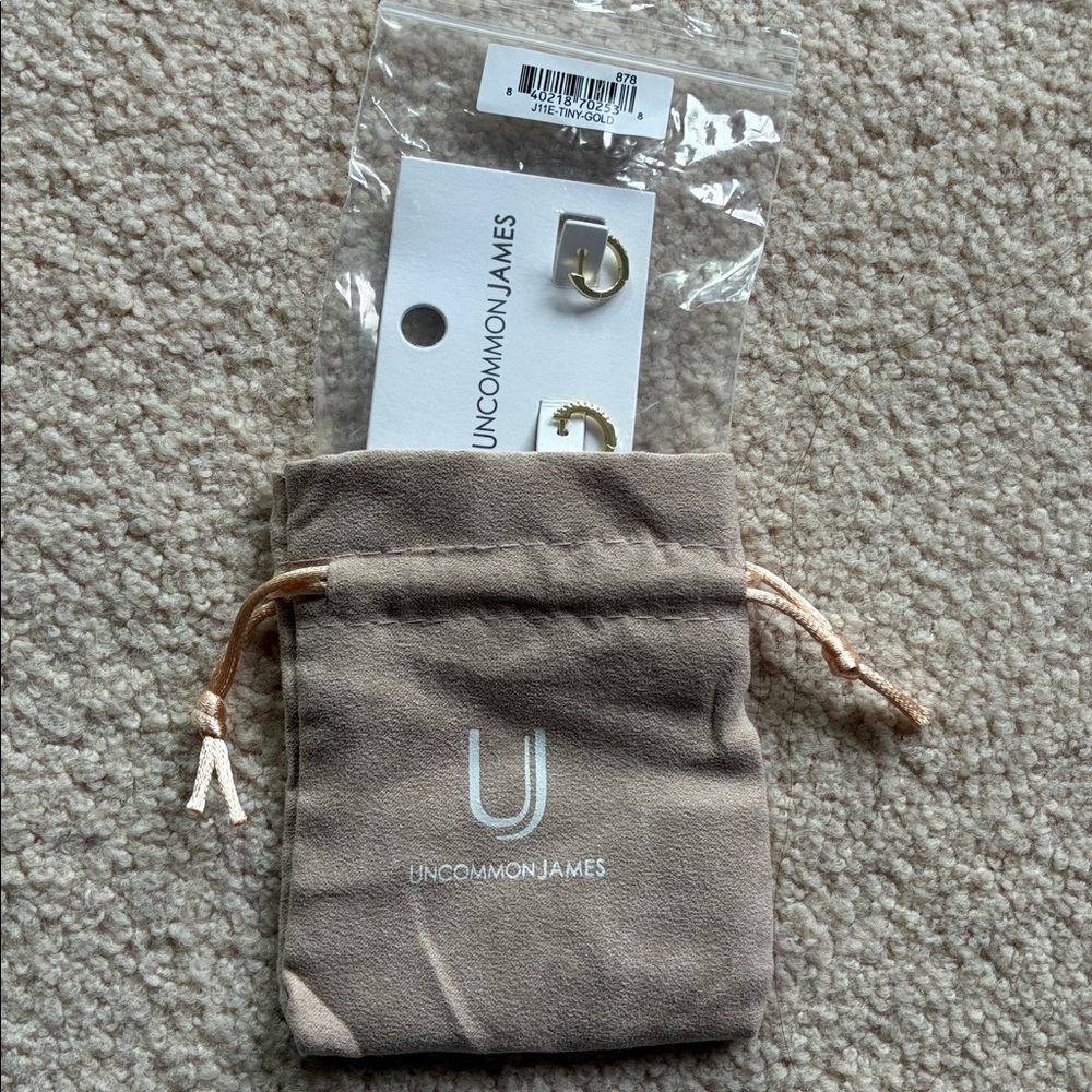 Uncommon James Gold Huggies - Picture 5 of 5
